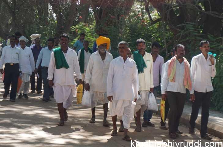ರೈತರು ತಮ್ಮ ದ್ವನಿ ಬದಲಾಯಿಸಬೇಕಾಗಿದೆ.